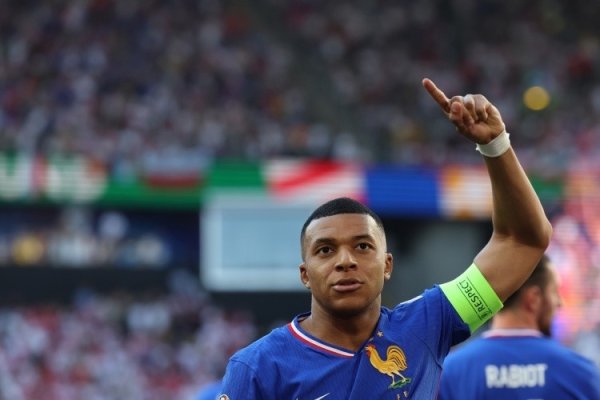 Mbappe đeo băng tay của đội trưởng Pháp 27 lần để buộc kỷ lục Gildane