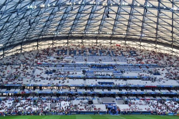 Tờ báo nhóm: Marseille vs Paris bị hoãn lại do cơn mưa lớn, giá khách sạn tăng vọt và giao thông hỗn loạn trên đường phố