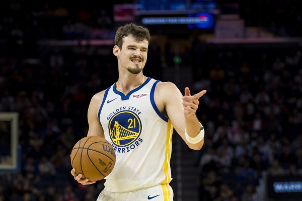 Tháp pháo bên ngoài! Post ghi được 16 điểm khi bắn 5/11, 5 rebound, 1 hỗ trợ, 1 cướp và 1 cản phá. Anh ấy đã thực hiện 3 trong số 9 cú ba điểm.