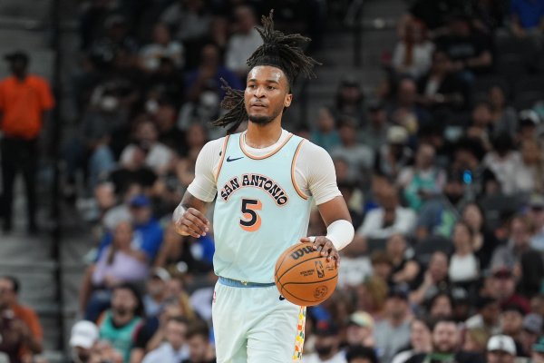 Có thể tấn công, vượt qua và phòng thủ! Castle đã ghi được 6 điểm, 5 hỗ trợ và 2 lần đánh cắp một cách hiệu quả khi bắn 2 ăn 2 trong hiệp đầu tiên.