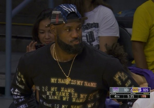 PV: James bồn chồn trên băng ghế dự bị. Anh ấy ném bóng lên trời và đứng dậy rê bóng trong thời gian chờ.