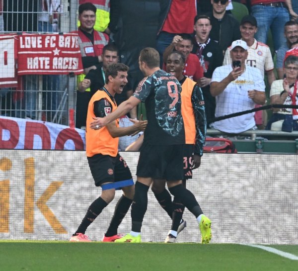 Ông già tốt quá! Bild: Kane mới đây đã chủ động gọi điện cho Terr để hướng dẫn, an ủi Bellin mắc lỗi