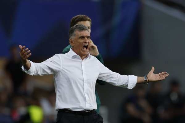 HLV Olympiacos nói về thẻ đỏ: Khi đội đang tiến bộ, có người đuổi chúng tôi khỏi cuộc chơi