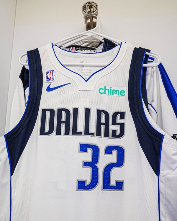 Áo đấu ra mắt của Flagg được ra mắt! Sau trận đấu, bản vá đầu tiên sẽ được gỡ bỏ và tạo thành thẻ 1/1 sao.