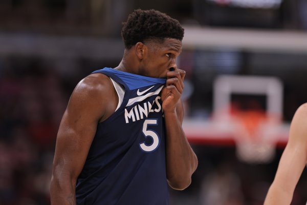 Chiến đấu chống lại Doncic! Edwards kết thúc hiệp một với 14 điểm, 2 rebound và 3 kiến ​​​​tạo, bắn 6/9 quả từ cự ly 3 điểm và 2/4 quả 3 điểm.