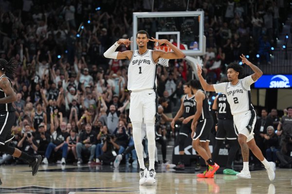 Chơi với một cái búa? Đội Spurs có 44 rebound&, chỉ Bunyama có 15 rebound, trong khi đội Raptors chỉ có 20 rebound.