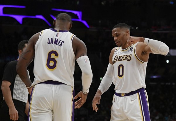 Artest: Wade& có lông mày dày và là người phụ trách thứ hai. Westbrook trực tiếp trở thành nhân vật chính khi đến với Lakers.
