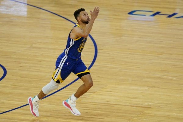 Curry: Miles là người đầu tiên yêu cầu tôi bắn 15 quả ba điểm mỗi trận. Tôi không thể tin được vào thời điểm đó.