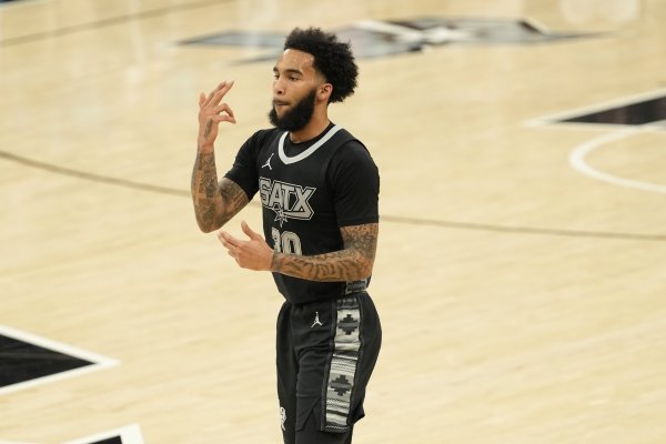 Đường dây bên ngoài là tốt! Julien Champany ghi 9 điểm sau 3/4 cú sút trong hiệp 1 và 2/3 cú ném 3 điểm.