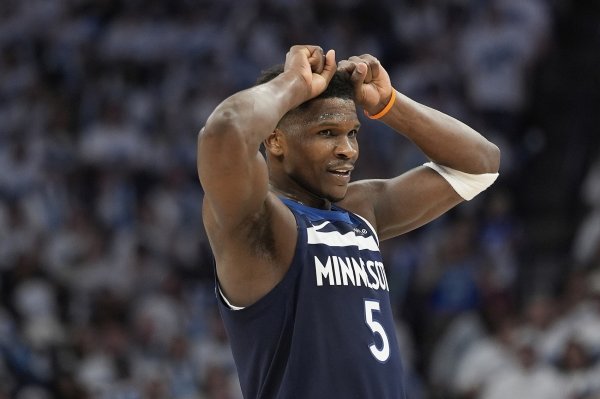 Hỏa lực đầy đủ! Edwards ghi được 29 điểm sau 10 trong số 16 cú sút trong hiệp và 6 trong số 10 quả ba điểm.