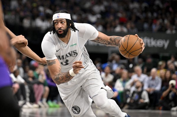 Doncic đã lột xác trở lại sau khi giảm cân. Mặt khác, anh ta có lông mày rậm nhưng thân hình đầy đặn&, tỷ lệ đến lớp thậm chí còn không bằng một nửa.