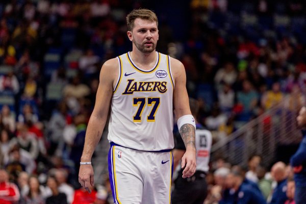 1 trong 2 quả ném phạt khiến người hâm mộ sợ chết khiếp! Doncic thực hiện 10% trong số 24 quả ba điểm, 26 trong số đó, 3 trên 12 cho 33 điểm, 11 rebound, 8 kiến ​​​​tạo và 3 lần đánh cắp!